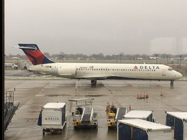 Boeing 717-200 (N936AT) - Taxiing to gate