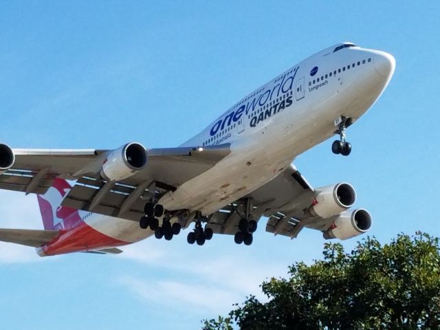 Boeing 747-200 — - QANTAS One World livery on final approach to 24R at LAX on December 17th