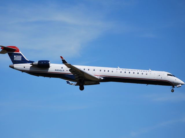 Canadair Regional Jet CRJ-900 (N956LR) - On final for runway 18C - 4/4/09