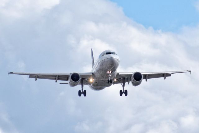 Airbus A319 (N827UA)
