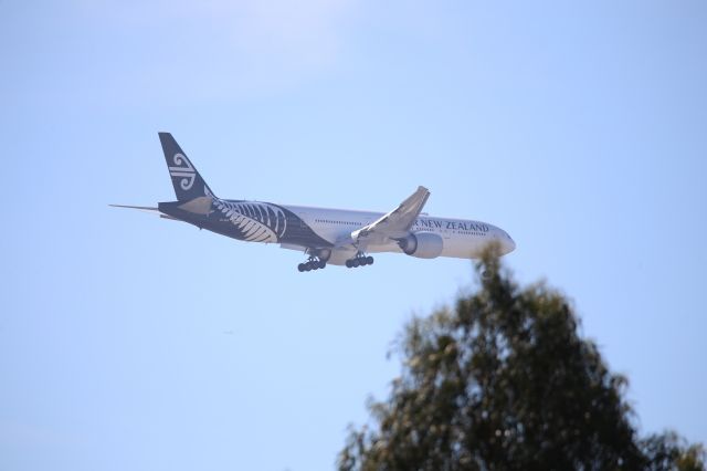 BOEING 777-300ER (ZK-OKO)