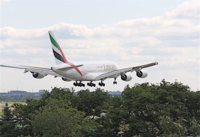 Airbus A380-800 (A6-EDE) - Landing Lester B.Pearson Intl Airport, August 24,2009