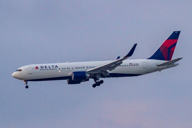 BOEING 767-300 (N177DZ)
