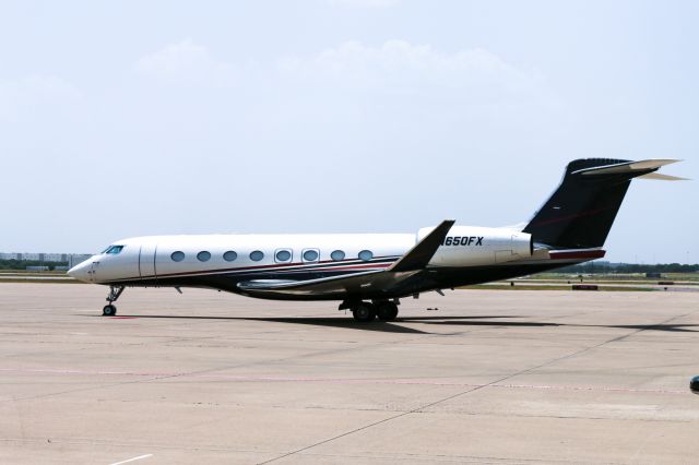 Gulfstream Aerospace Gulfstream G650 (N650FX) - Shooting through the gate that looks onto the ramp at KAFW