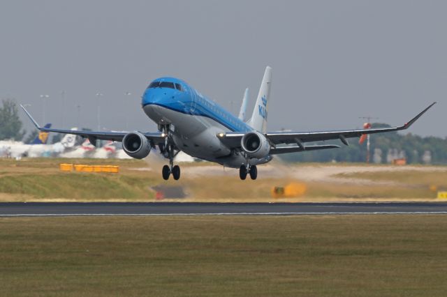 Embraer 175 (PH-EXW) - KLM1076 off to Amsterdam 