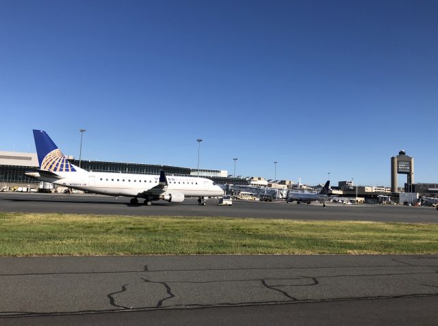 Embraer 175 (N748YX)