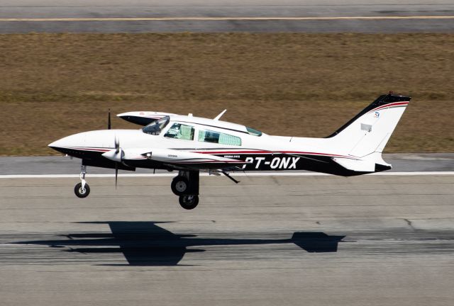 Cessna 310 (PT-ONX)