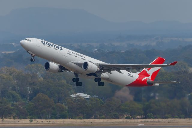 Airbus A330-300 (VH-QPF)