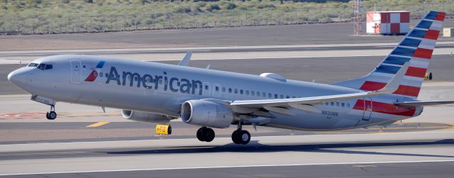 Boeing 737-700 (N820NN) - phoenix sky harbor international airport AAL590 07MAR20