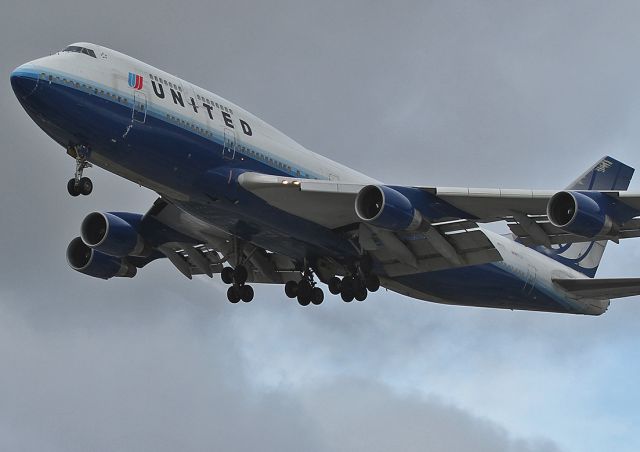 Boeing 747-400 (N199UA) - Landing at the LAX.