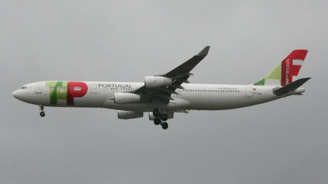 Airbus A340-300 (CS-TOB)