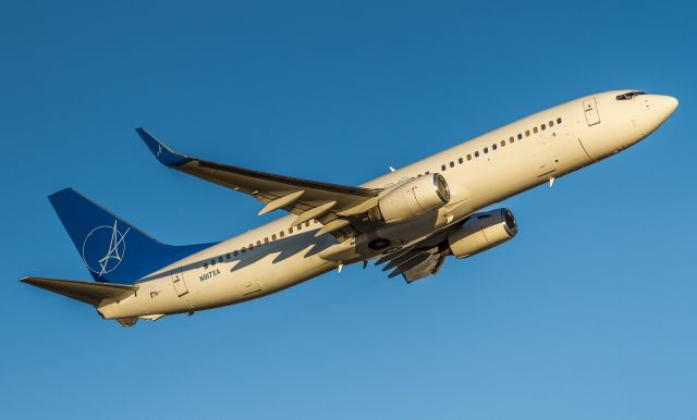 Boeing 737-800 (N917XA) - Xtra Airways charter climbing out of YYZ from runway 06L in some nice morning light