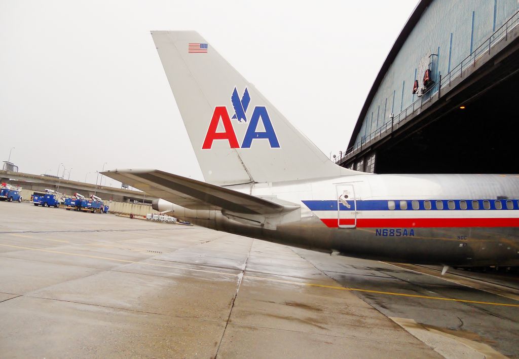 Boeing 757-200 (N685AA)