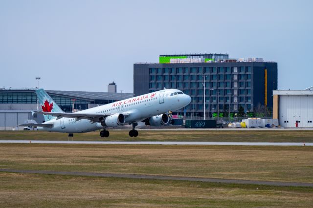 Airbus A320 (C-FDCA) - Runway 07 departing