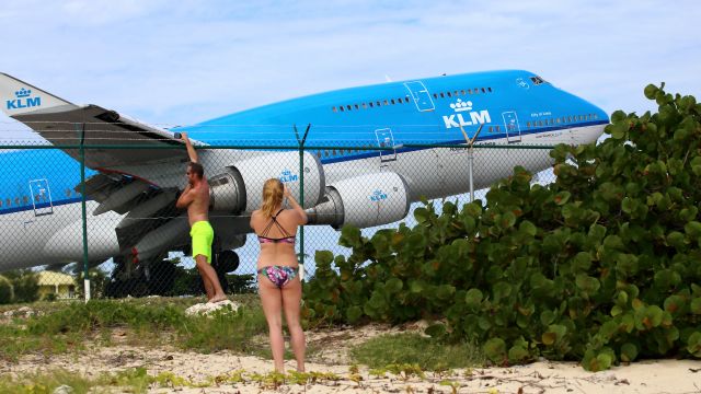 Boeing 747-200 (PH-BFL) - Le Boeing 747 de la KLM vu depuis la plage de Simpson Bay.