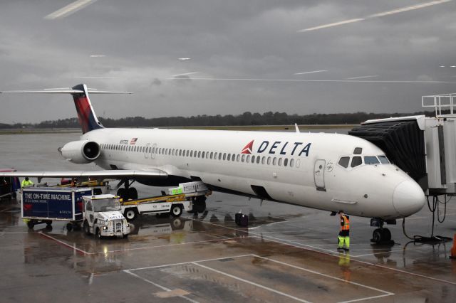 McDonnell Douglas MD-88 (N917DL) - Rainy day in Norfolk. Before departure to Atlanta