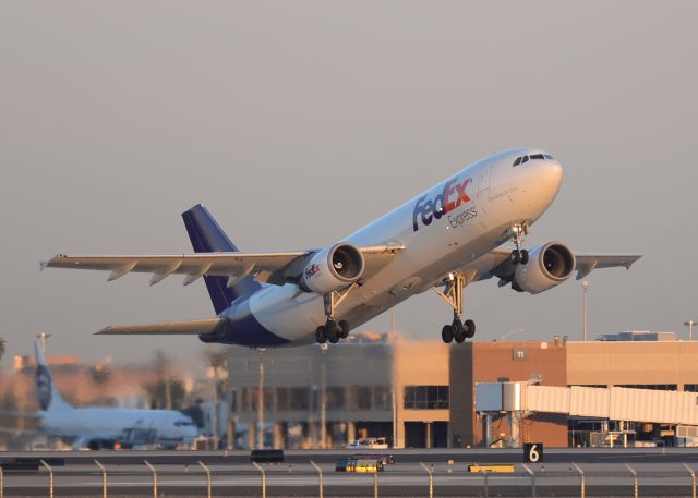 Airbus A300F4-600 (N675FE)