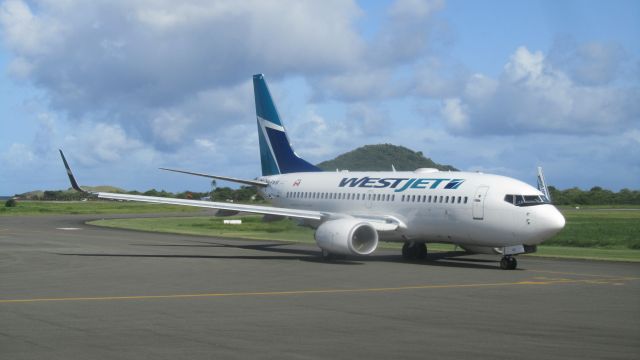 Boeing 737-700 (C-FWSX)