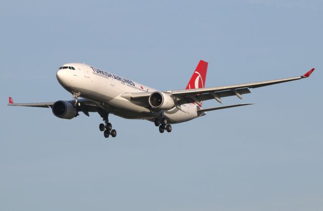 Airbus A330-200 (TC-JNB)