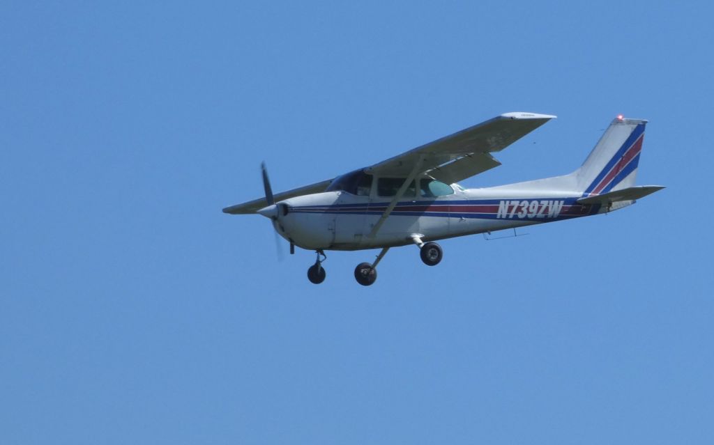 Cessna Skyhawk (N739ZW) - On final is this Cessna Skyhawk in the Autumn of 2018.