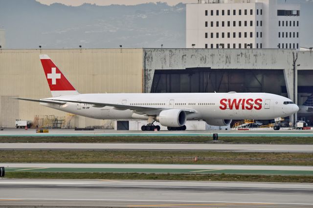 BOEING 777-300ER (HB-JNF)