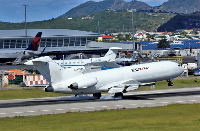 BOEING 727-200 (N215WE) - IFL Group flying for Amerijet call sign Transauto N215WE smoking both mains while lading TNCM.