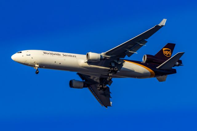 Boeing MD-11 (N263UP) - UPS MD11 landing at PHX on 10/31/22. Taken with a Canon 850D and Tamron 70-200 G2 lens.