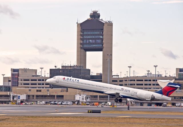 McDonnell Douglas MD-90 (N934DN) - MD-90