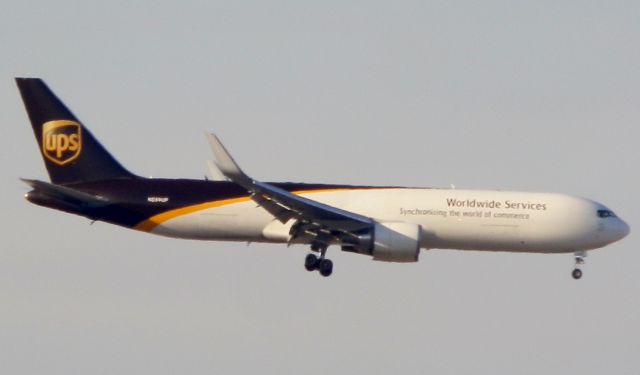 BOEING 767-300 (N359UP)