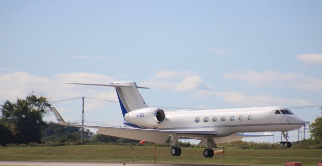 Gulfstream Aerospace Gulfstream V (N1BX) - Moments before it touched down at KUGN. This G550 is owned by Baxter Healthcare. Also photos cropped because there's a wing of a C152 in the way on the bottom so I cropped it out.