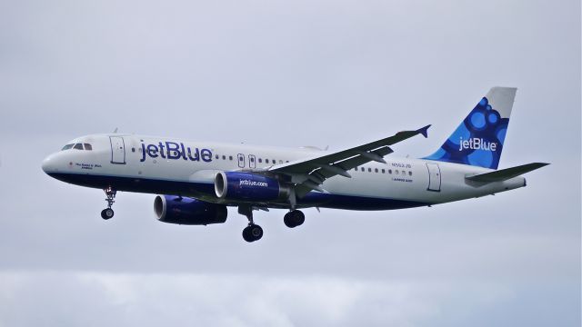 Airbus A320 (N562JB) - JBU406 from KLGB on final to Rwy 16C on 5/10/14. (cn 1948).