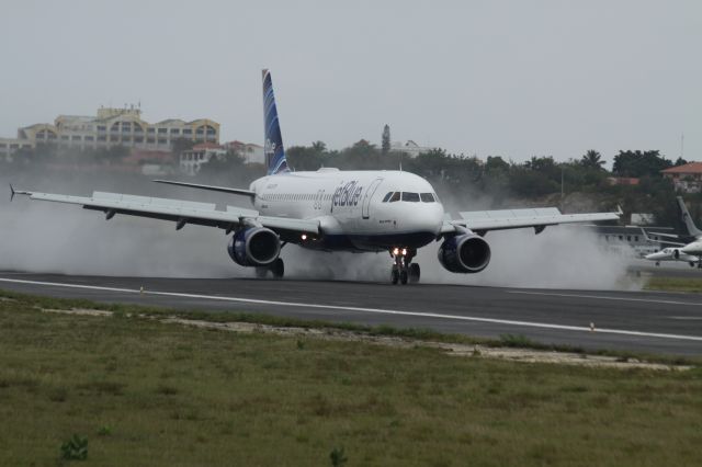 Airbus A320 (N643JB)