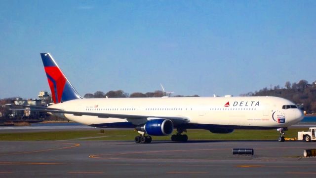 BOEING 767-400 (N841MH)