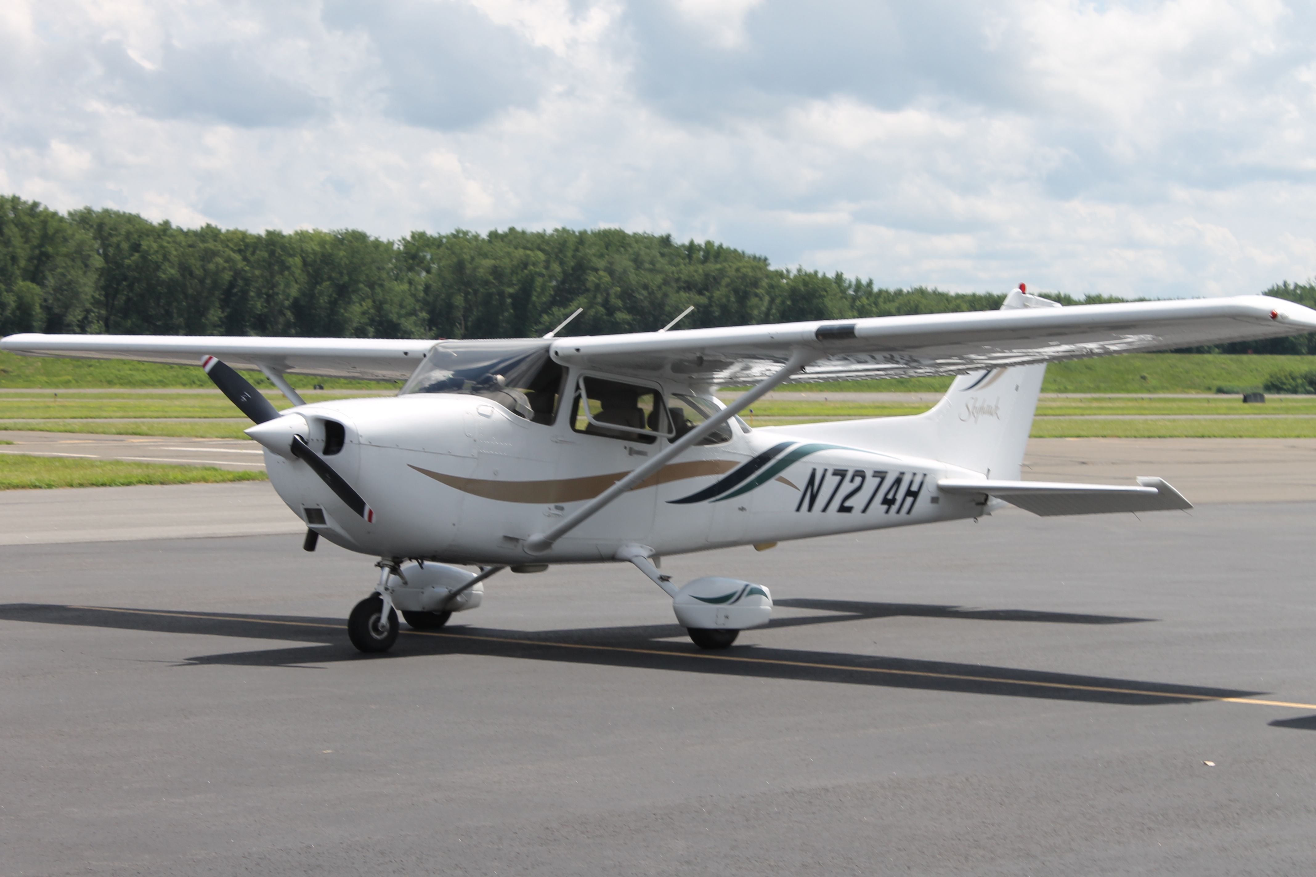 Cessna Skyhawk (N7274H) - 4B8 based plane parked after a short flight to HFD. This aircraft was modeled for A2A Simulations