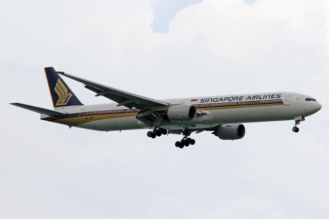 BOEING 777-300 (9V-SYI)