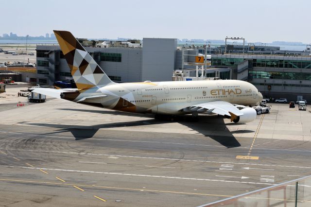 Airbus A380-800 (A6-API)