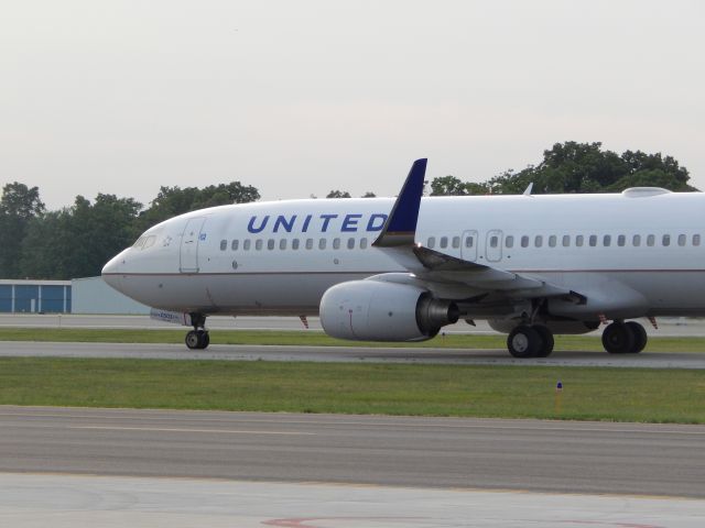 Boeing 737-800 (N76503) - United Flight 1805 taxis off of runway 9R, onto taxiway D or "Delta" heading toward Pentastar Aviation