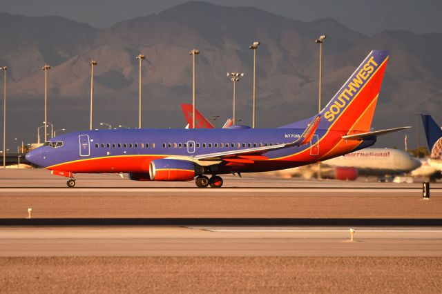 Boeing 737-700 (N7701B)