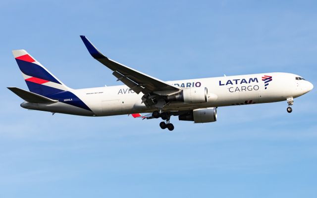 BOEING 767-300 (N534LA)