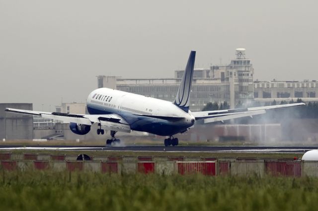 BOEING 767-300 (N651UA)