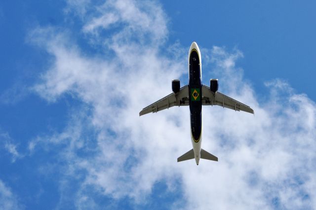 Airbus A320 (PR-YYA) - Final rwy 18 - 27/10/2019