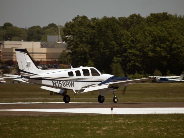 Beechcraft Baron (58) (N158RW) - Landing runway 08.