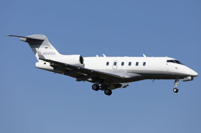 Bombardier Challenger 300 (N695BA)