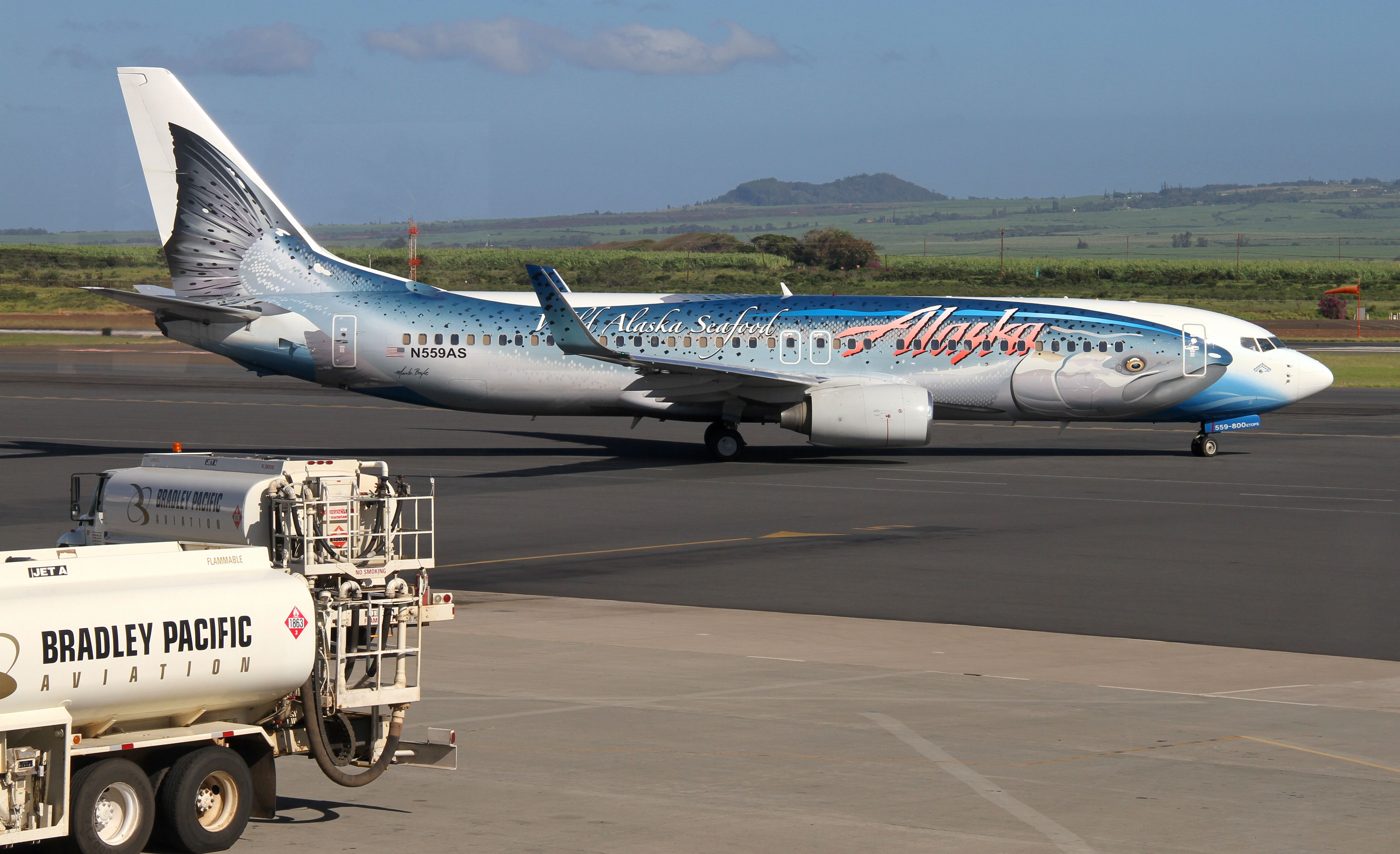 Boeing 737-700 (N559AS) - Departing Maui