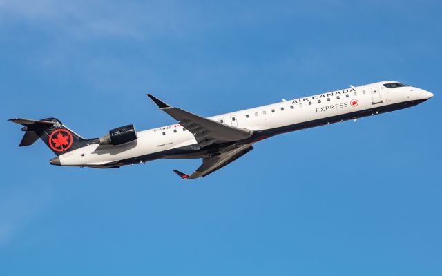 Canadair Regional Jet CRJ-900 (C-GNJZ)