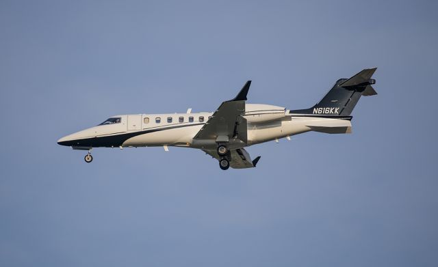 Bombardier Learjet 70 (N616KK) - Arriving rwy 20R @KDPA.