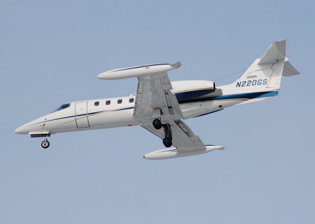 Learjet 35 (N220GS) - Short final for 33