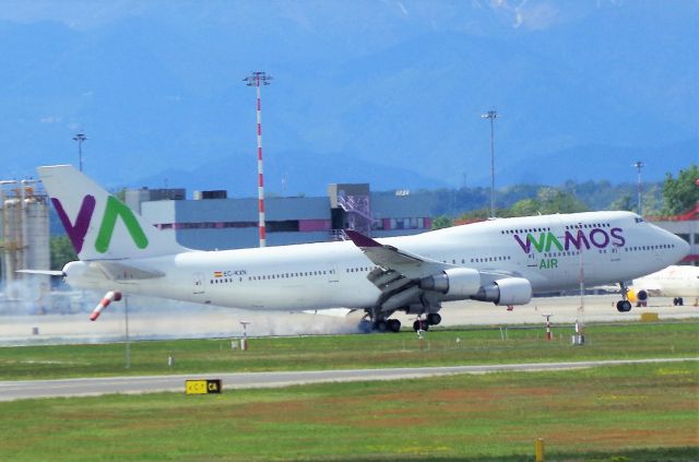 Boeing 747-400 (EC-KXN)