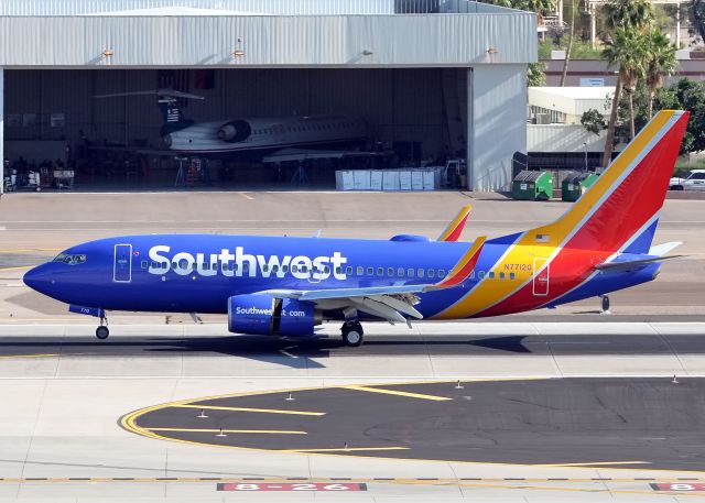 Boeing 737-700 (N7712G)
