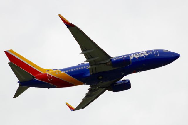 Boeing 737-700 (N7852A) - Heading south to Jacksonville. First in the database of this registraion.